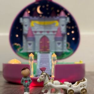 1992 Starlight Castle - vintage Polly Pocket - 3 figures - lights work !